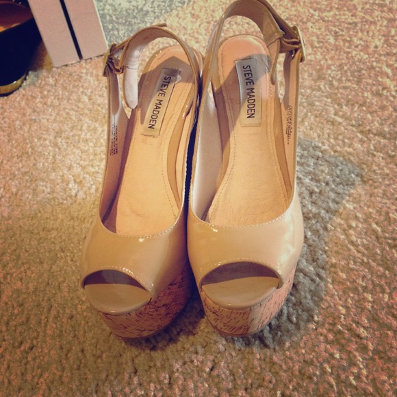 Steve Madden beige patent leather wedge sandals!