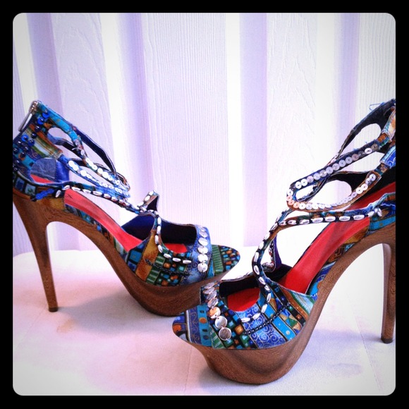 *HOLD* Sexy beaded pumps!!