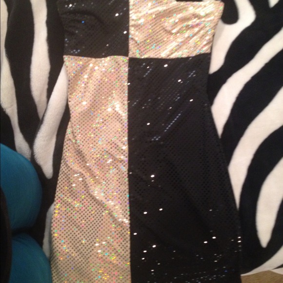 Size. 3 gold and black sequin!