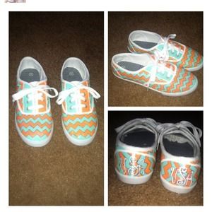 Hand Painted chevron shoes!