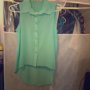 High-low sleeveless button down in MINT.
