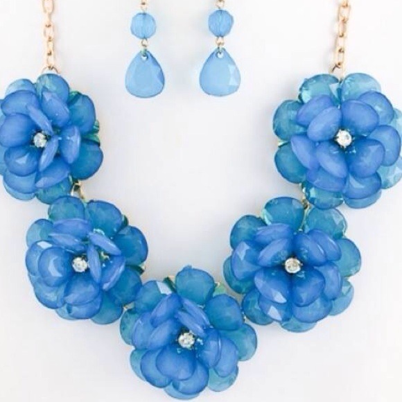Peri Blue Flower Necklace