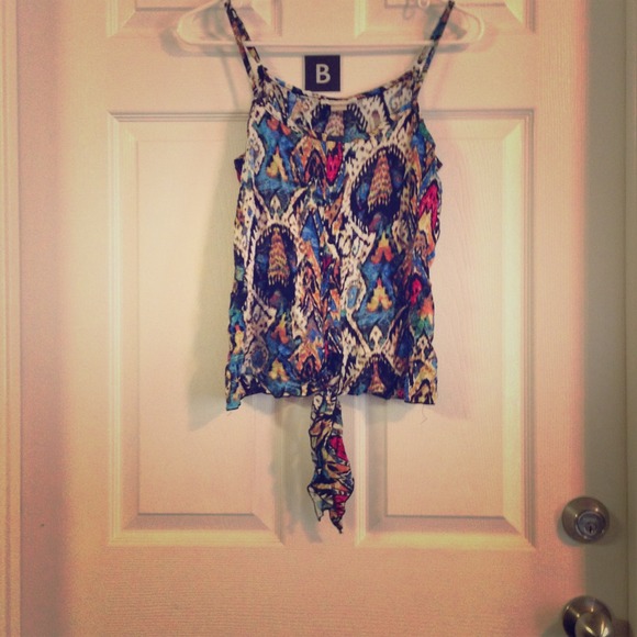Tie-up spaghetti strap top.