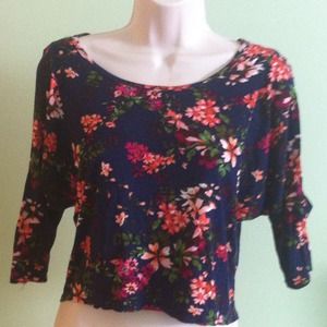 🎀BUNDLE🎀 Flowered Semi- Crop Top