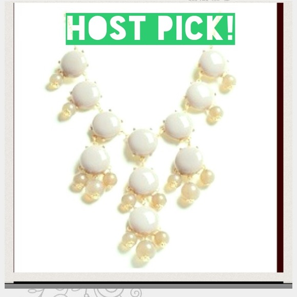 boutique Jewelry - 🎉HOST PICK🎉 Cream and clear bauble necklace