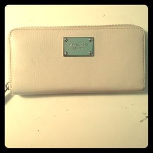 Michael Kors vanilla item zip wallet