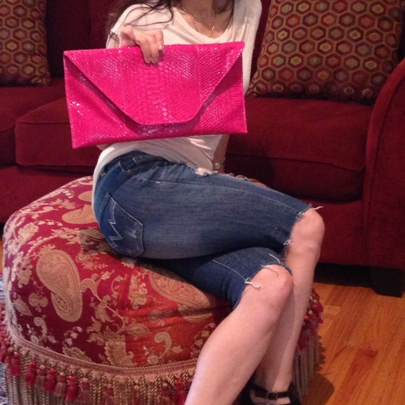 Stunning color in this chic bag - Picture 2 of 3