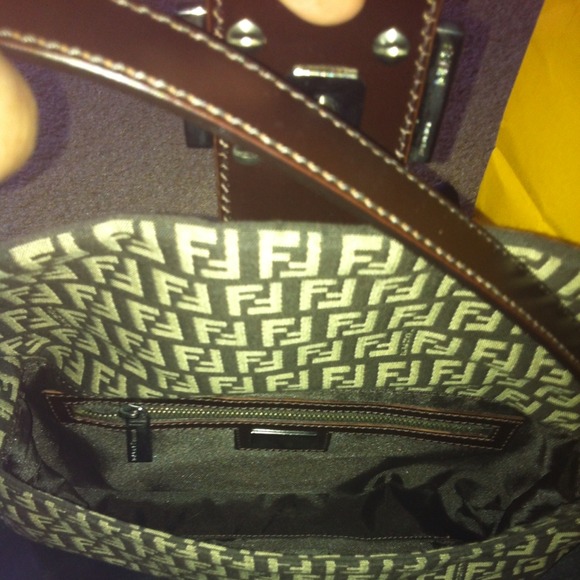 🎀💯% Authentic Fendi Bagutte 🎀 - Picture 2 of 3