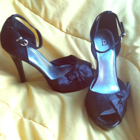 Black peep toe heels with straps & bow!