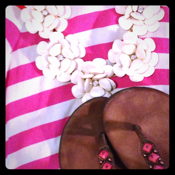 SOLD!!👏💁💟💟J crew color block tee :)