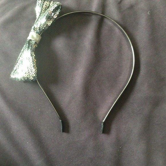 *Sold* Cute headband! :)