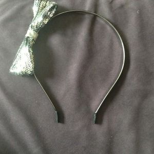 *Sold* Cute headband! :)