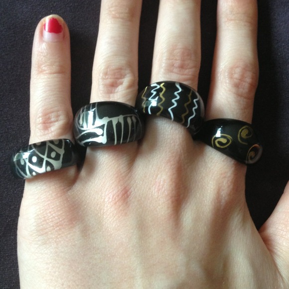 *Bundled**Free with purchase* Rings!