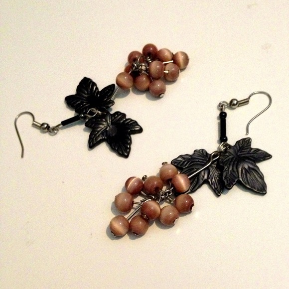 🚫SOLD🚫Leaf dangle earrings!🚫 - Picture 2 of 3