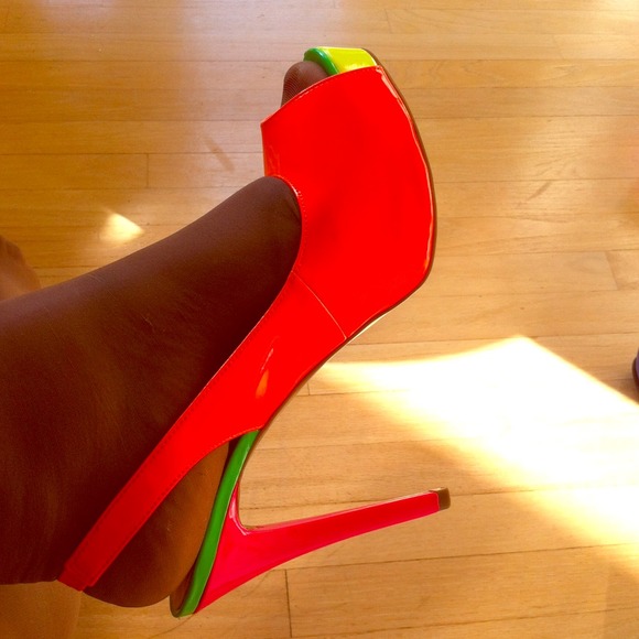 Guess color blocked 4 inch pumps