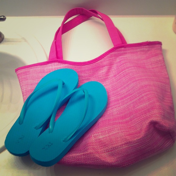 Small clinique canvas tote and flip flops 🌟☀🌴🌺