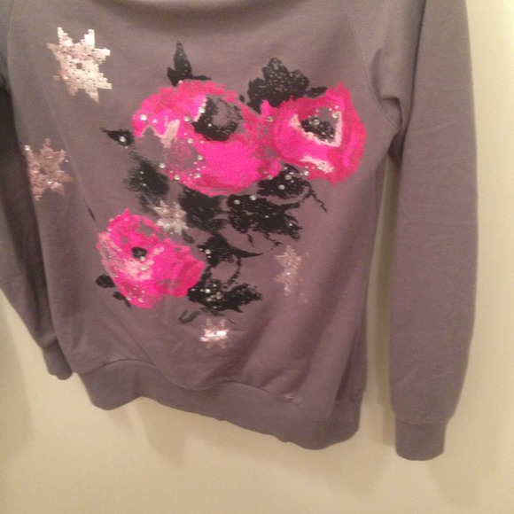 Gray long sleeve top with roses and stars - Picture 1 of 3