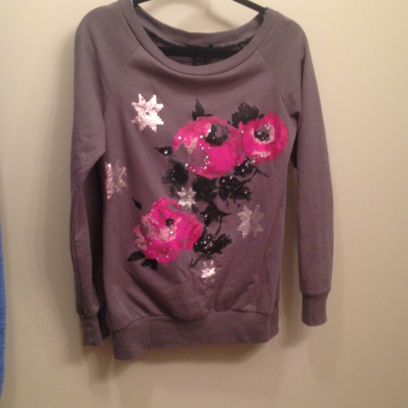 Gray long sleeve top with roses and stars - Picture 2 of 3