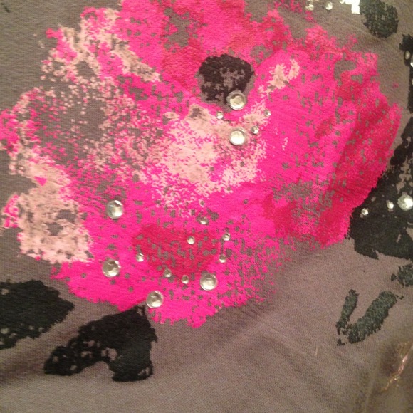 Gray long sleeve top with roses and stars - Picture 3 of 3