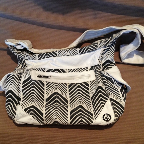 🎊TRADED🎊Black and white purse