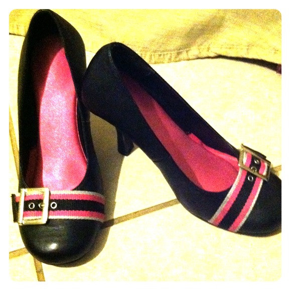 Sold🚨black heels with pink stipe