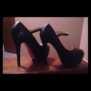 NWT Louboutin style shoes w/ red soles