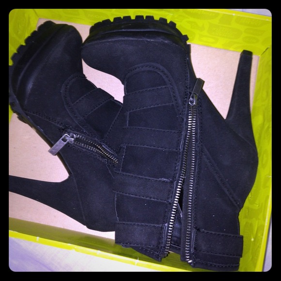 Anne Michelle wild cat boots