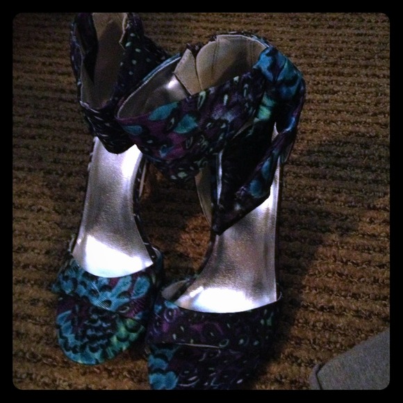 Shi peacock high heels