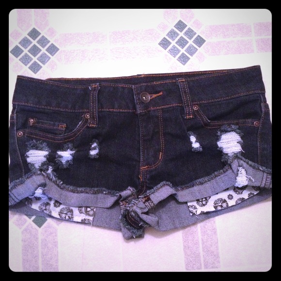 🚫SOLD. dark wash Destroyed shorts