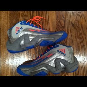 Brand new Mens Adidas tennis shoes.