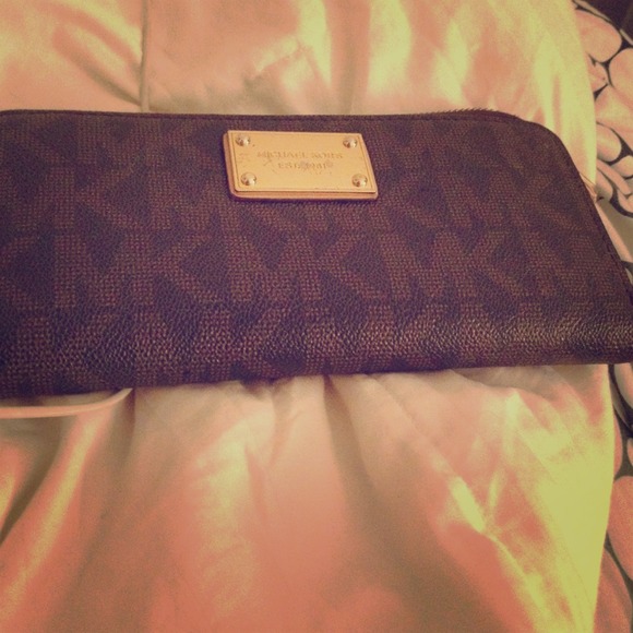 Michael Kors Wallet 🌟🌟🌟🌟 TRADE RESERVE