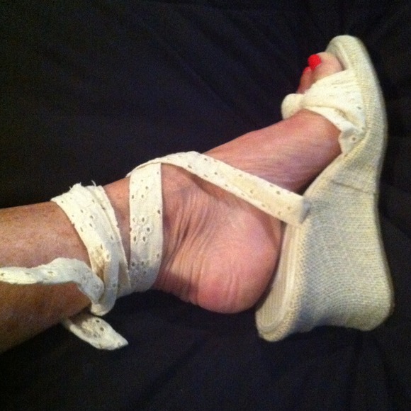 Wedge shoe with eyelet ankle tie New