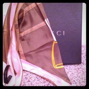 🎉🎉HP 3-05🎉🎉 Gucci triangle silk twill scarf
