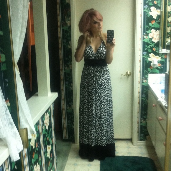 New Snow Leopard Halter Maxi Dress - Picture 2 of 4