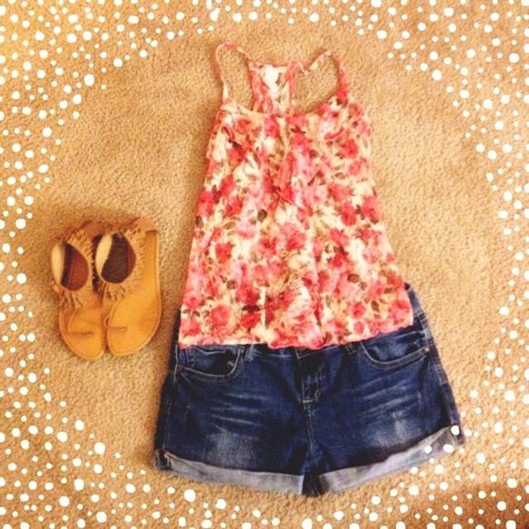 ✨SOLD✨Floral see through tank!