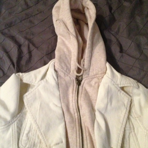 A white jacket - Picture 2 of 3