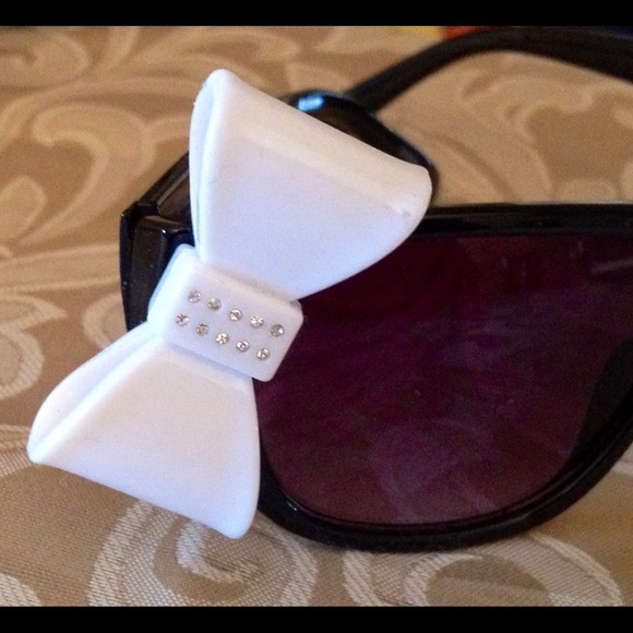 SALE ALERT!!! NWT! Black Sunglasses+White Gem Bow! - Picture 2 of 4