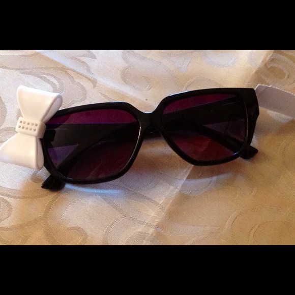 SALE ALERT!!! NWT! Black Sunglasses+White Gem Bow! - Picture 3 of 4
