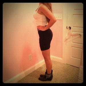 High waisted fitted black skirt