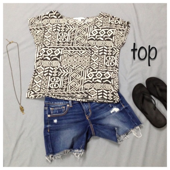 Forever 21 Tops - forever 21 Polynesian print top