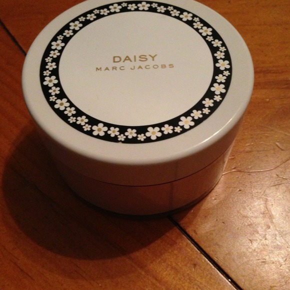 Reduced ✅Daisy by Marc Jacobs lotion - Picture 1 of 3