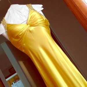Gorgeous yellow prom gown!