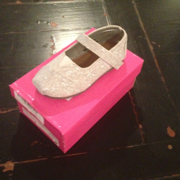 Brand new little girl shoes - Picture 1 of 3