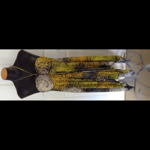 Beautiful print halter dress 🍋with uneven hemline - Picture 4 of 4