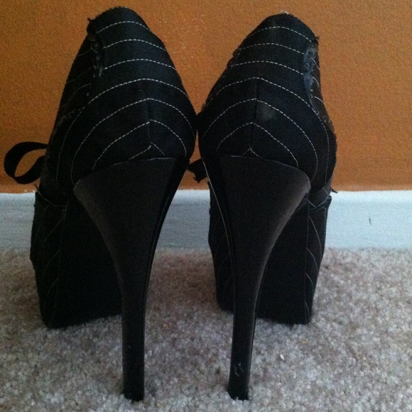 6inch pinstripe heels!!! Like new!!!! - Picture 2 of 3