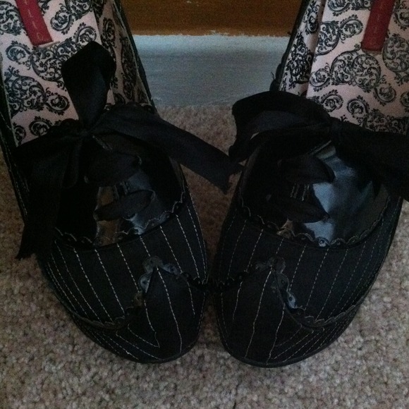 6inch pinstripe heels!!! Like new!!!! - Picture 3 of 3