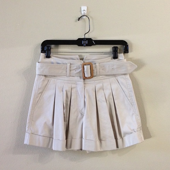 ⬇REDUCED⬇Burberry pleated khaki shorts