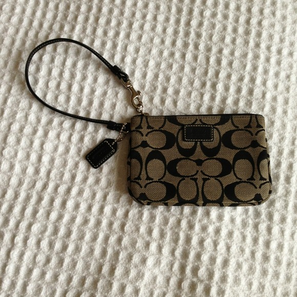 🚫NOT FOR TRADE🚫Authentic Coach wristlet! 💕