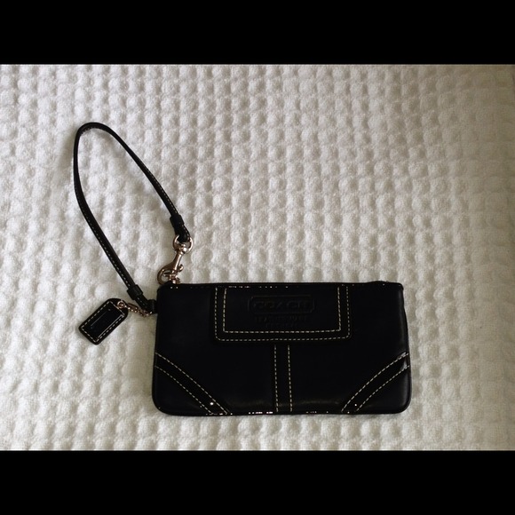 🚫NOT FOR TRADE🚫Authentic Coach wristlet! 💕