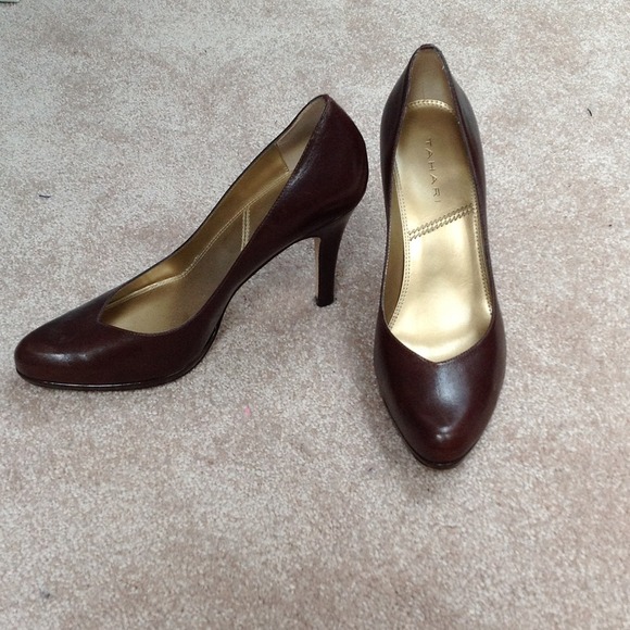 Tahari brown pump 8.5